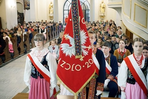 Podegrodzie. „Cudze chwalicie – swoje poznajcie” Święto Szkoły i promocja folderu